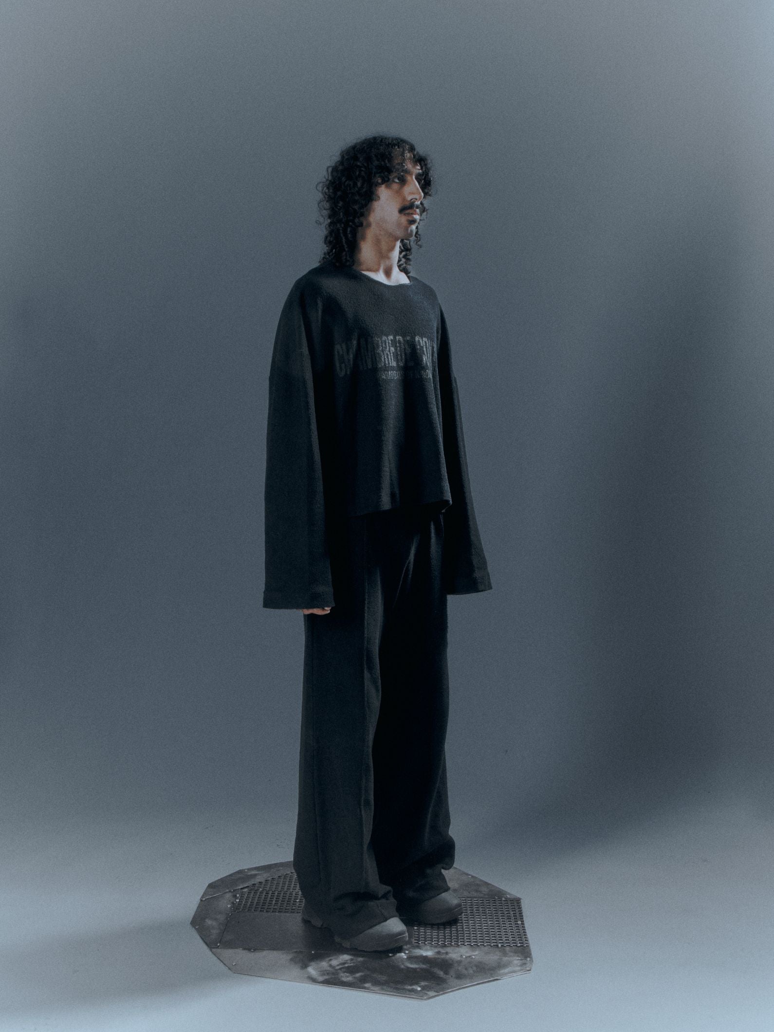 REVERSED ARC SWEATER BLACK