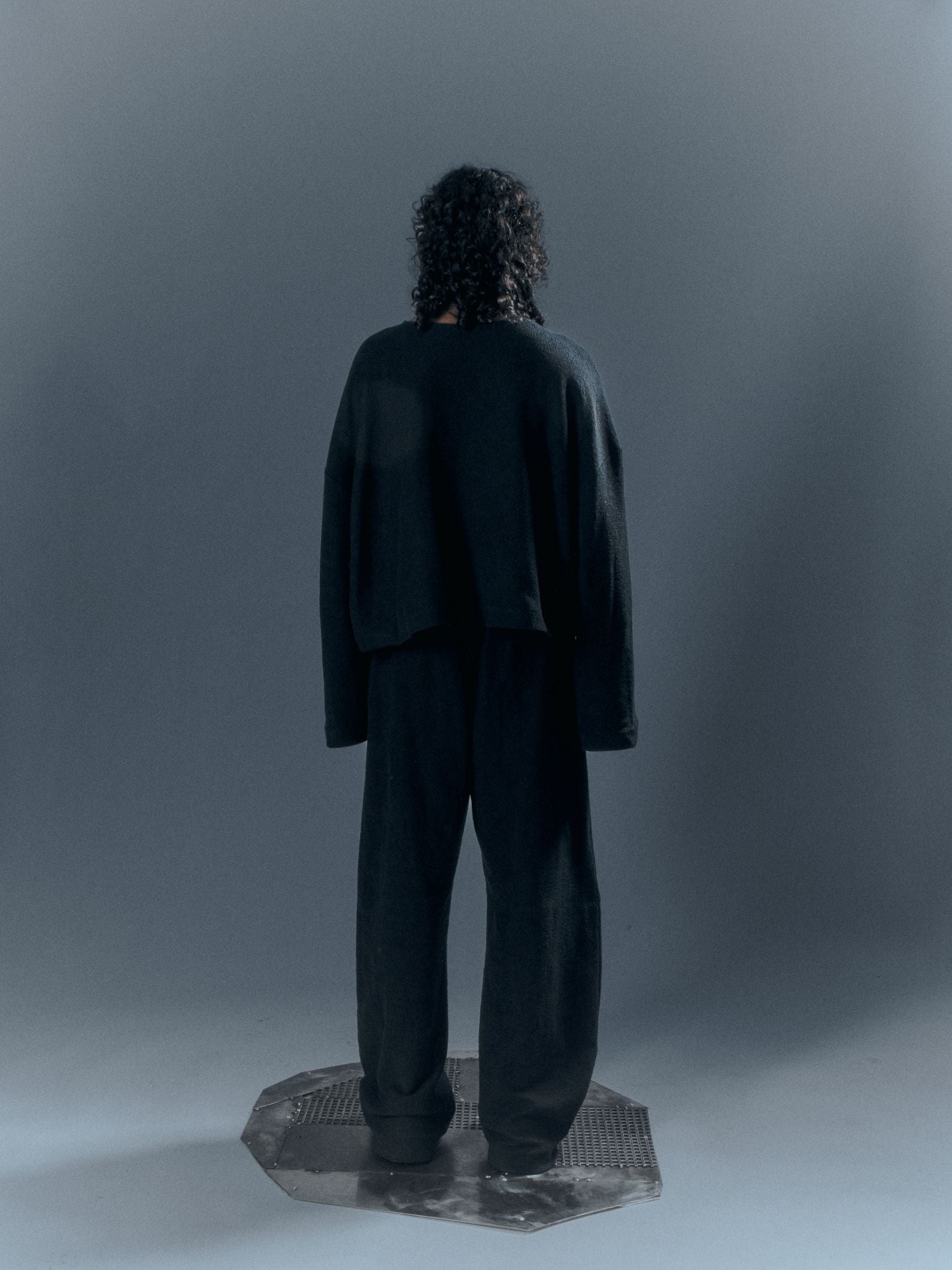 REVERSED ARC SWEATER BLACK