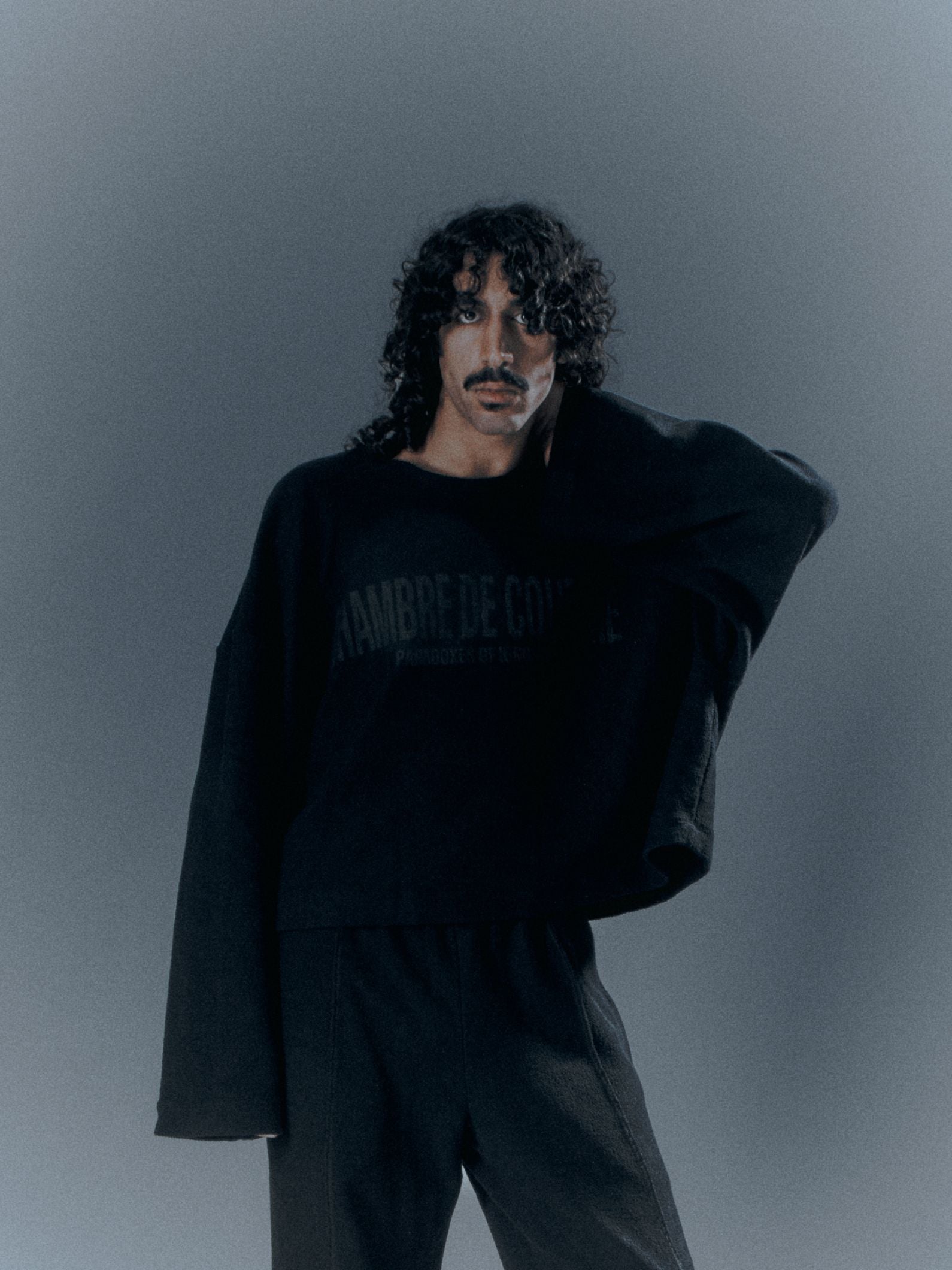 REVERSED ARC SWEATER BLACK