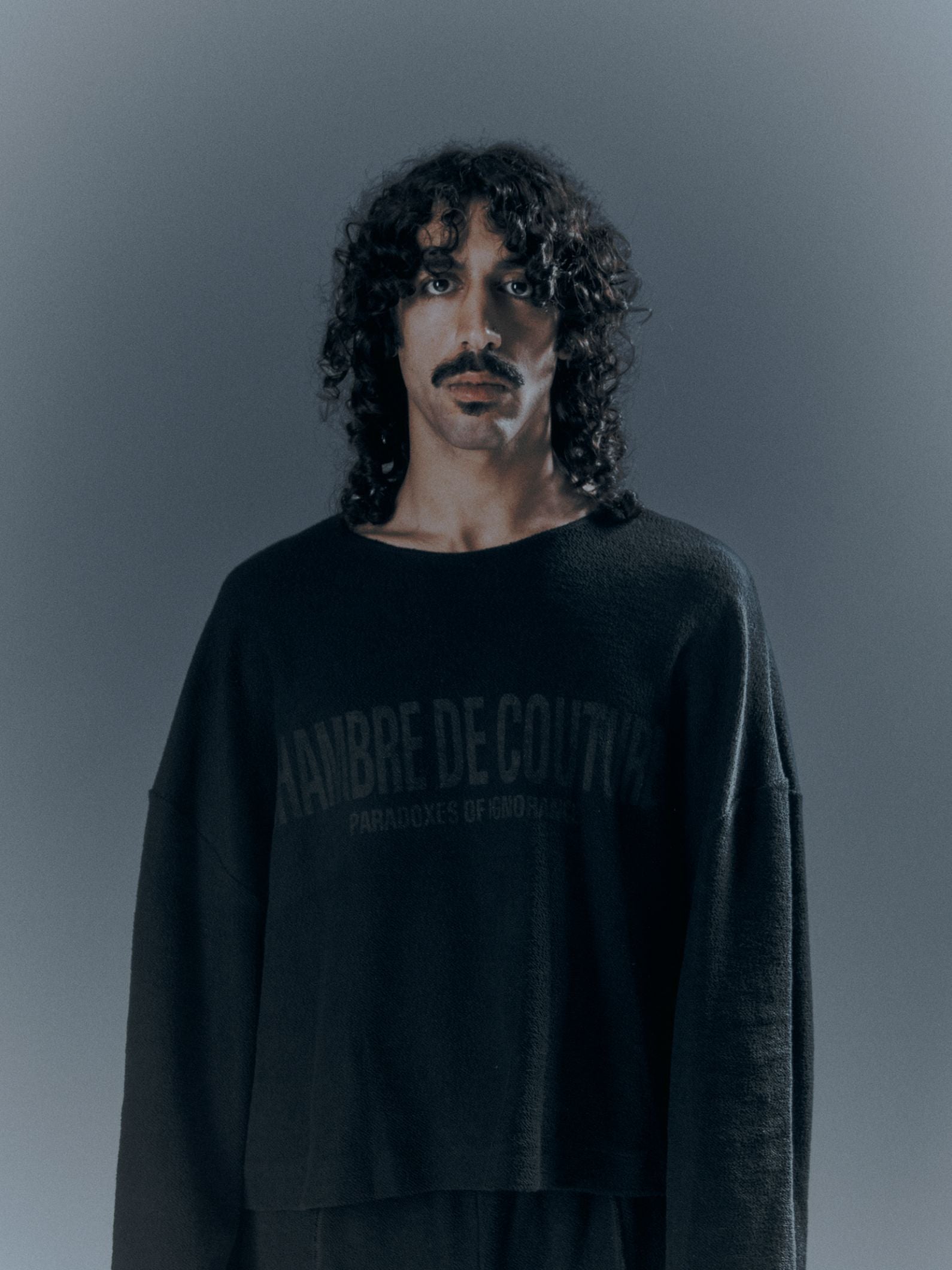 REVERSED ARC SWEATER BLACK