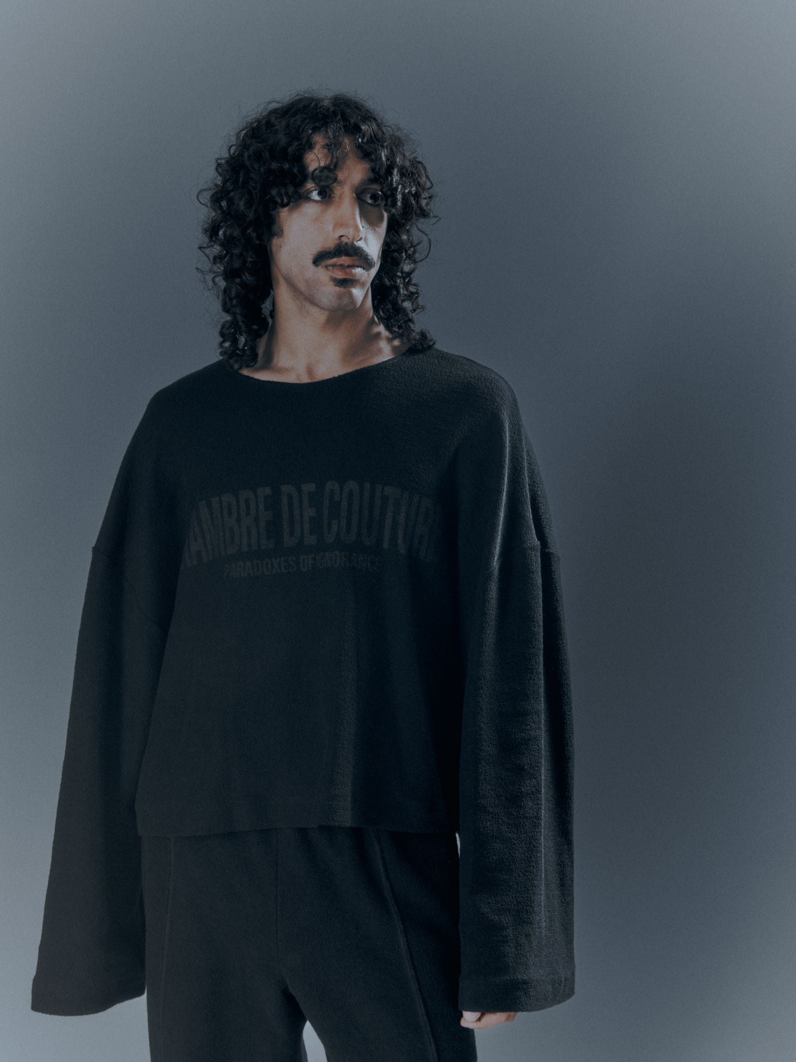 REVERSED ARC SWEATER BLACK