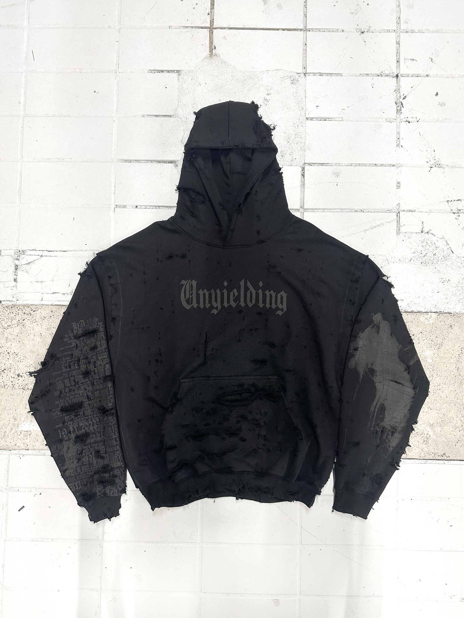 i_031 UNYIELDING HOODIE