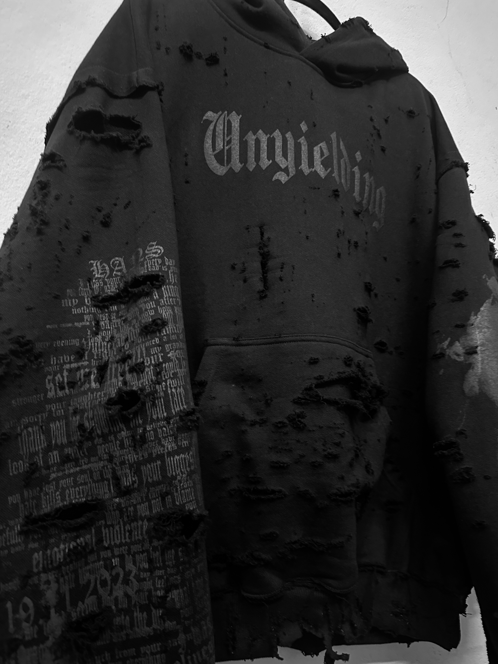 i_031 UNYIELDING HOODIE