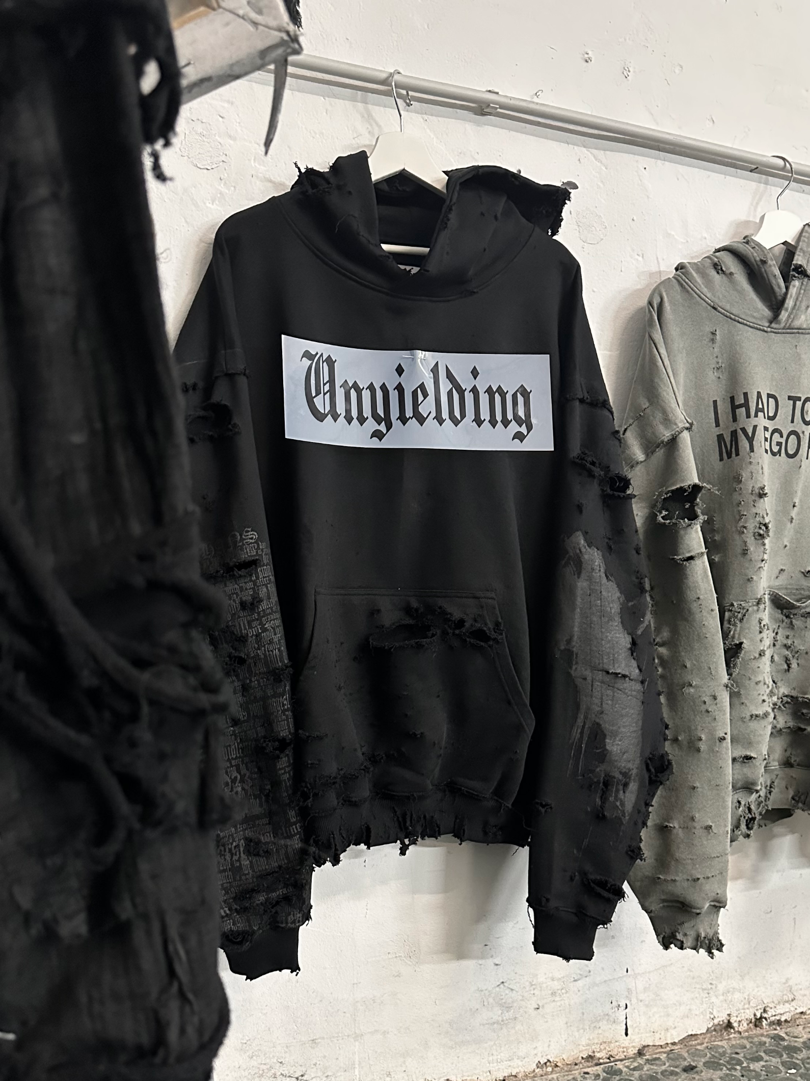 i_031 UNYIELDING HOODIE