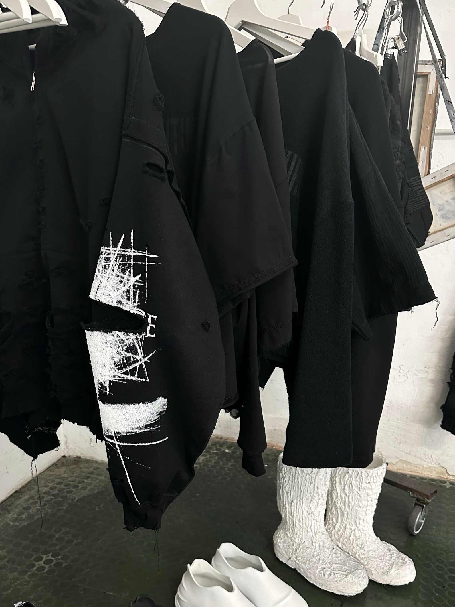 i_028 PERSISTENCE ZIPPER BLACK