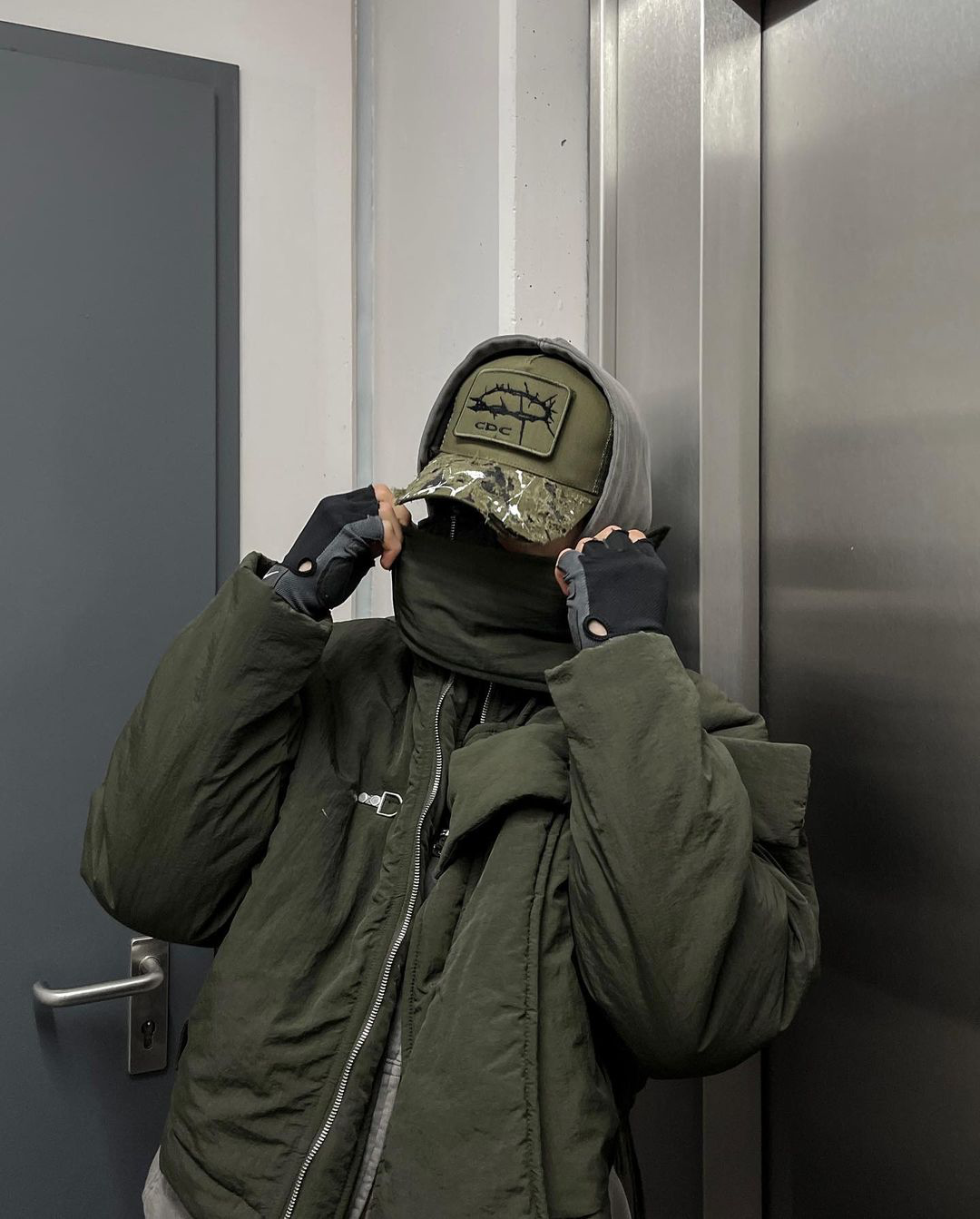 I_001 CAP CDC LOGO OLIVE