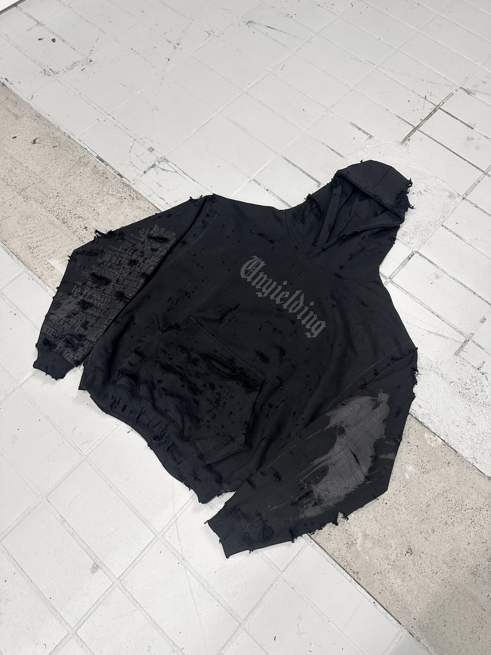 i_031 UNYIELDING HOODIE