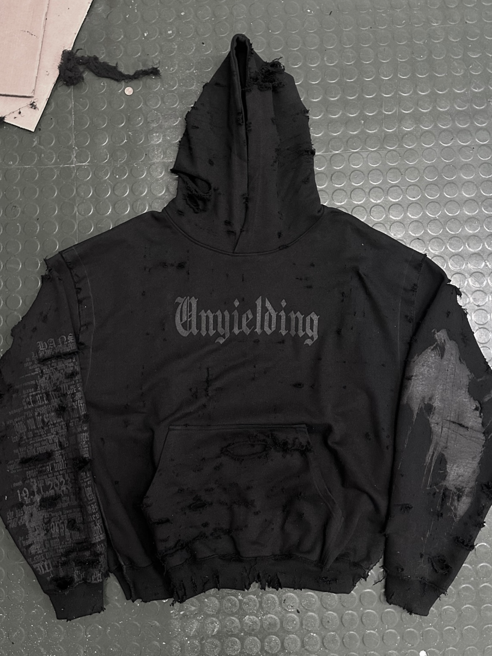 i_031 UNYIELDING HOODIE