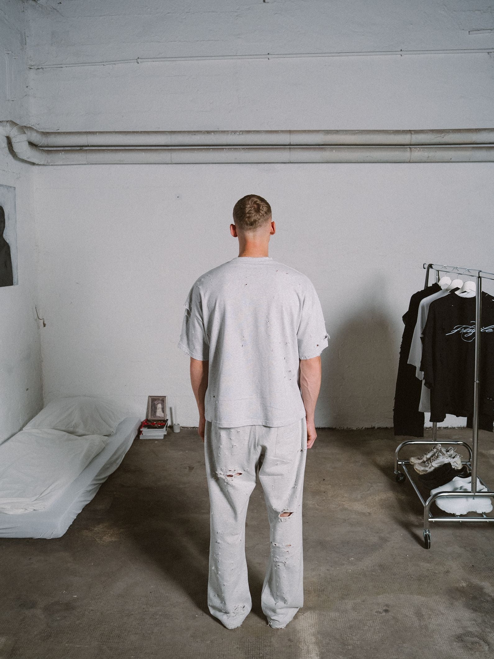 LIGHT GREY SIGNATURE TEE