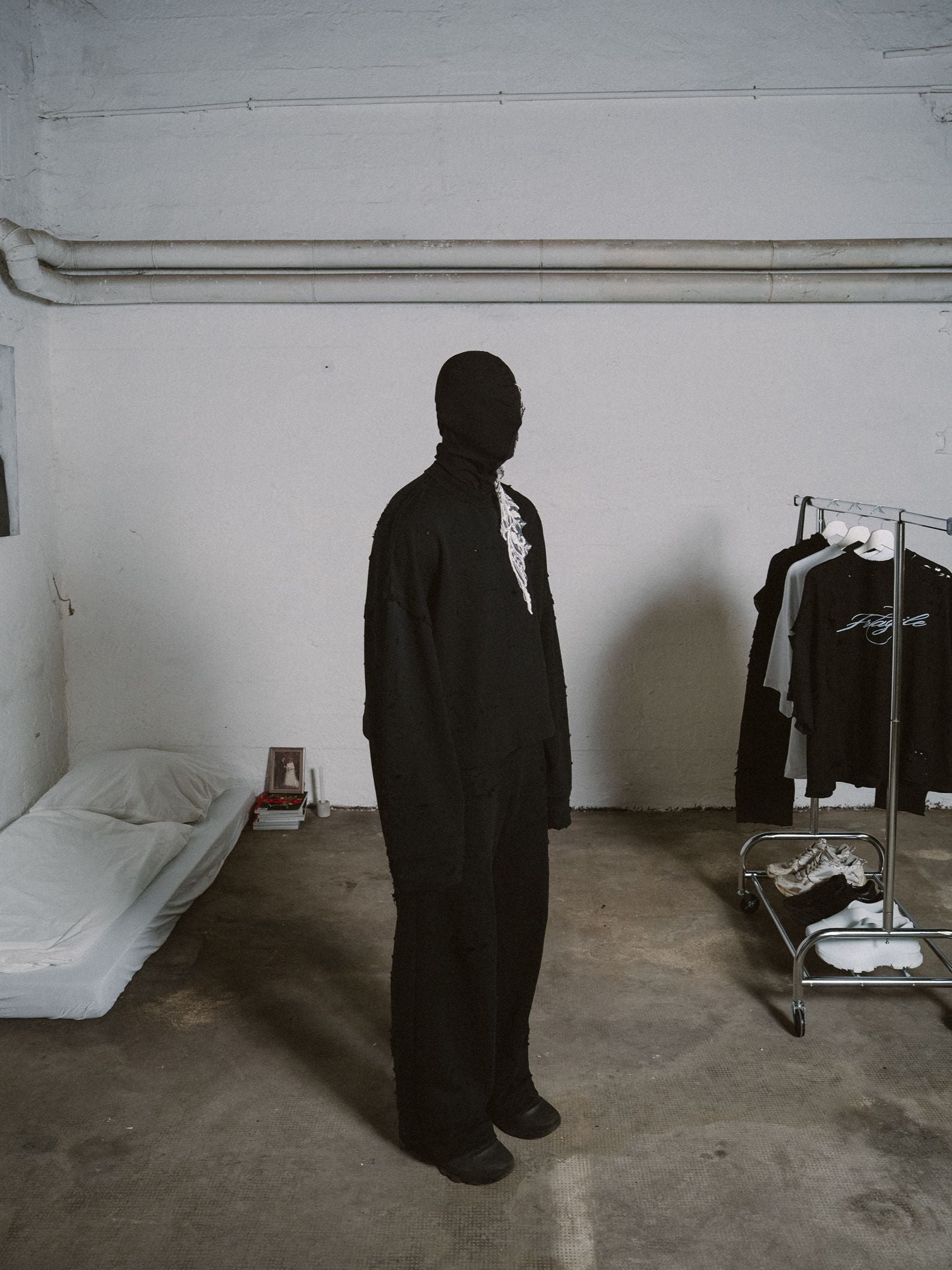UNTETHERED CREWNECK