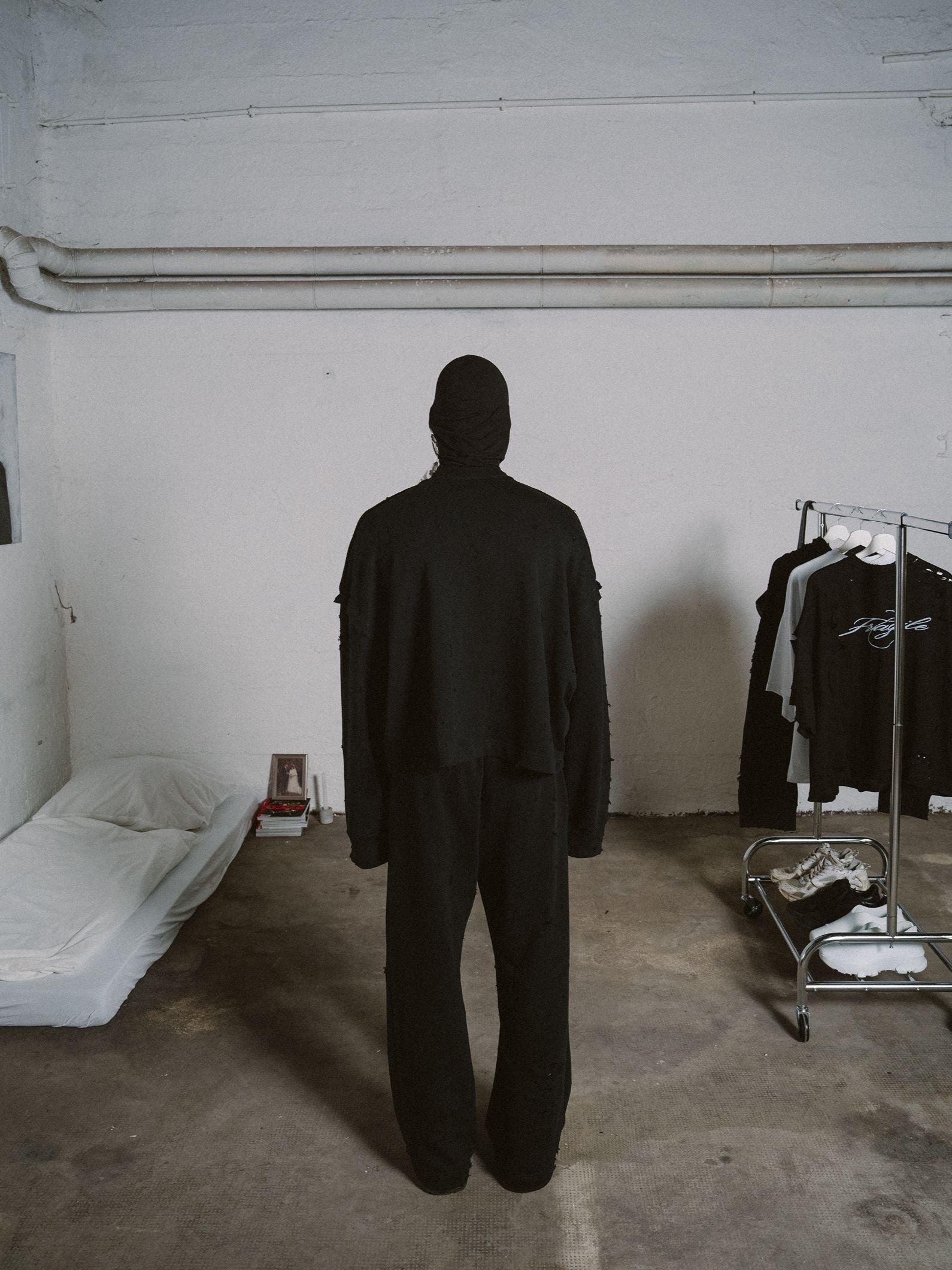 UNTETHERED CREWNECK
