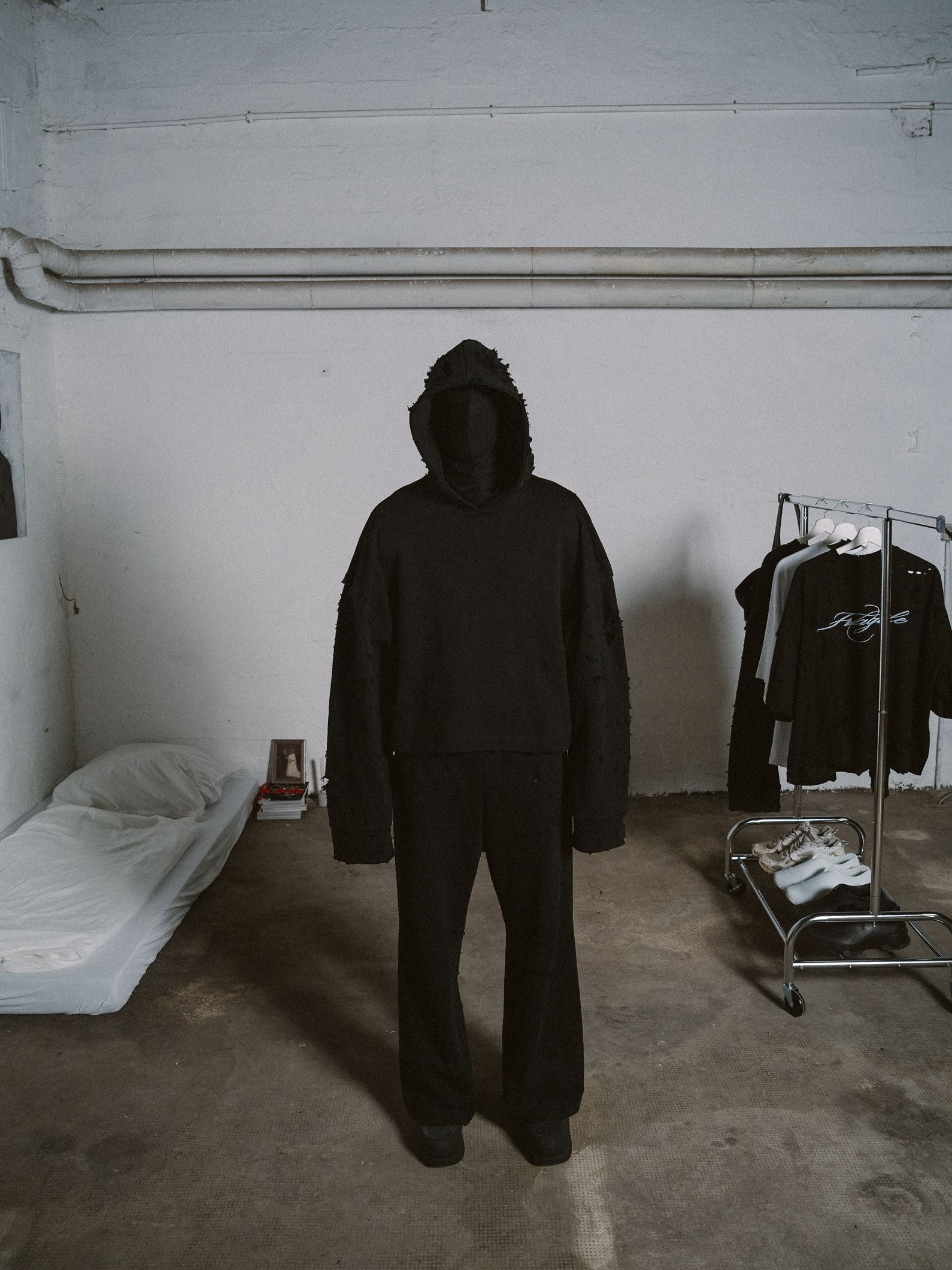 SHELTERED HOODIE