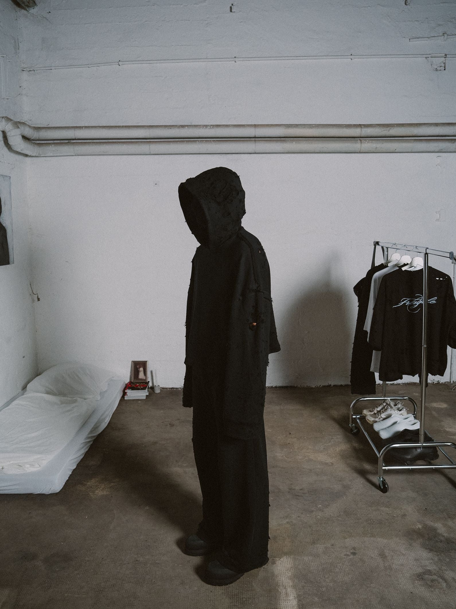 SHELTERED HOODIE