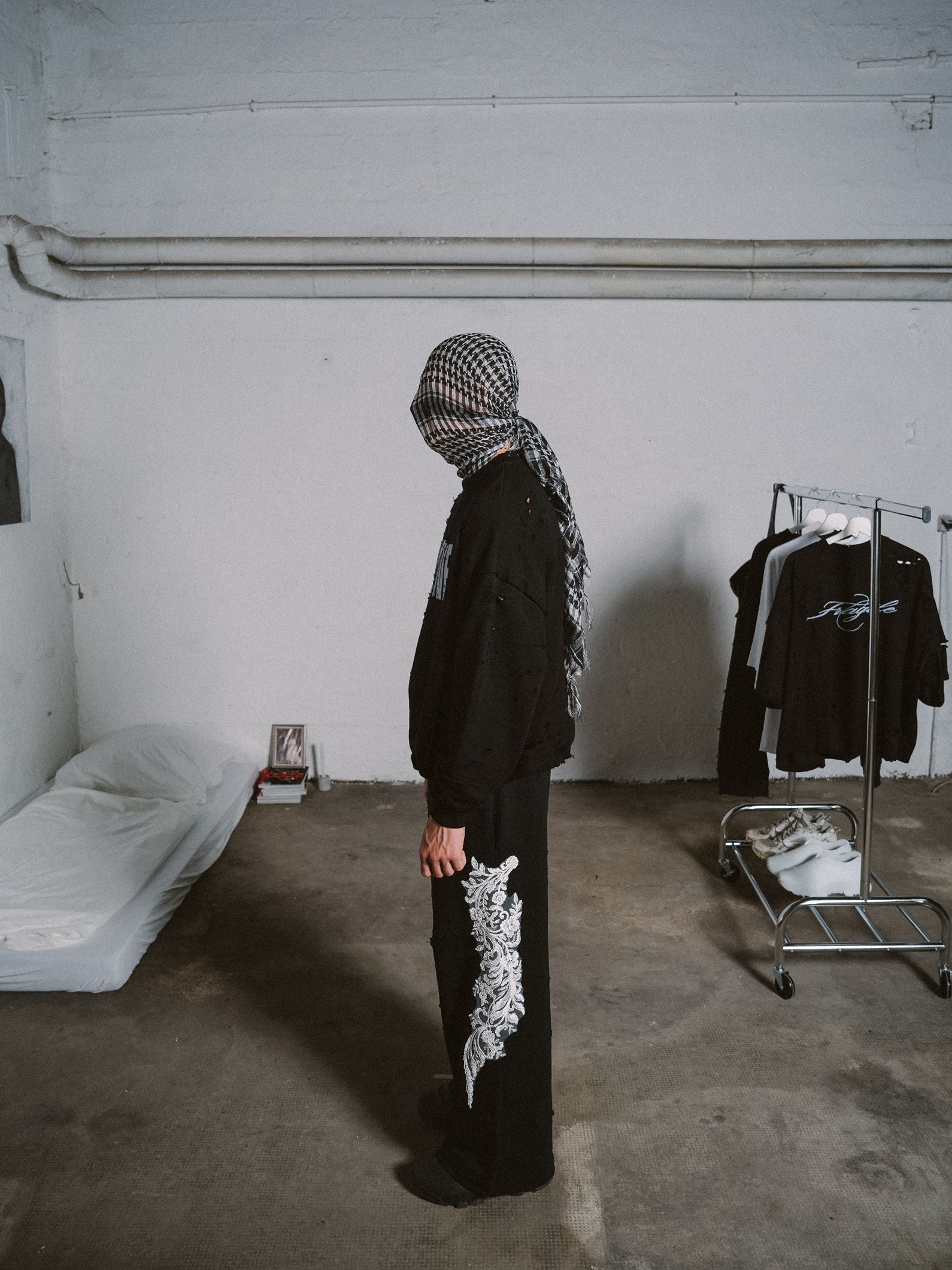 SENSITIVE CREWNECK