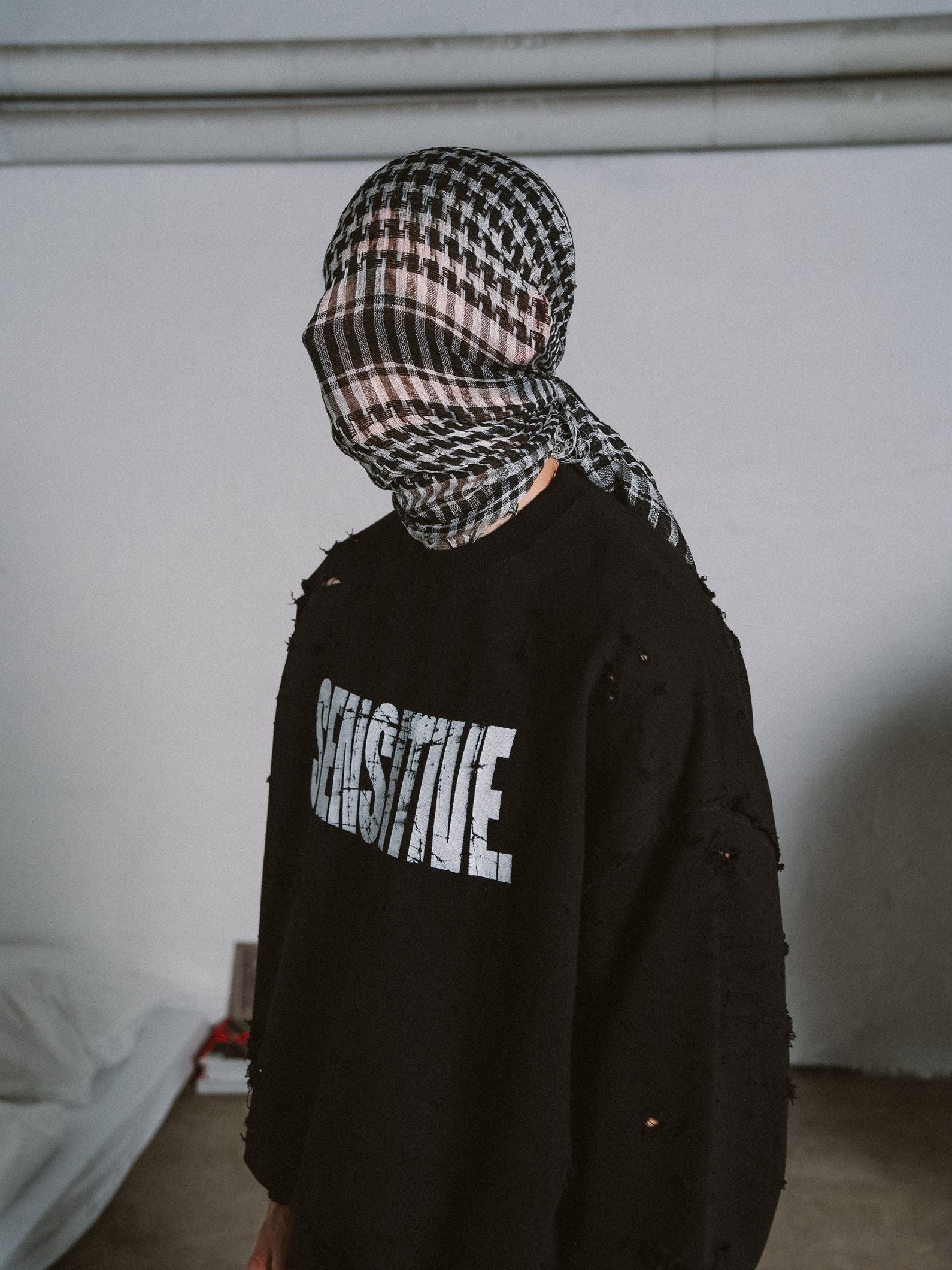 SENSITIVE CREWNECK